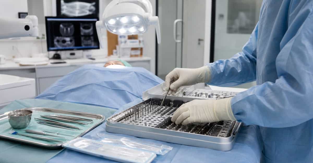 Implantologische Assistenz (ZMFI) – sterile Assistenz bei einem Implantateingriff